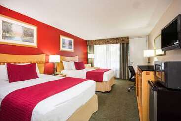 هتل Ramada By Wyndham & Suites Warner Robins