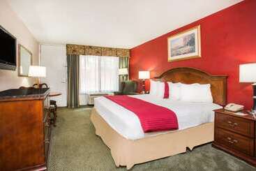 هتل Ramada By Wyndham & Suites Warner Robins