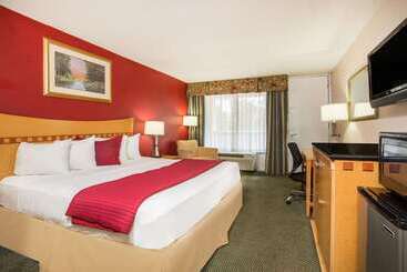 هتل Ramada By Wyndham & Suites Warner Robins
