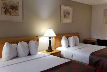 هتل Ramada By Wyndham & Suites Warner Robins