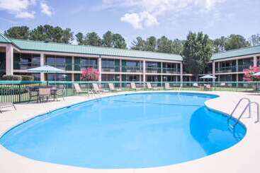 هتل Ramada By Wyndham & Suites Warner Robins