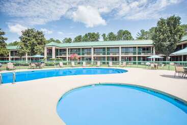 هتل Ramada By Wyndham & Suites Warner Robins