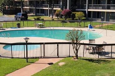 هتل Ramada By Wyndham & Suites Warner Robins