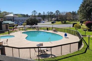 هتل Ramada By Wyndham & Suites Warner Robins