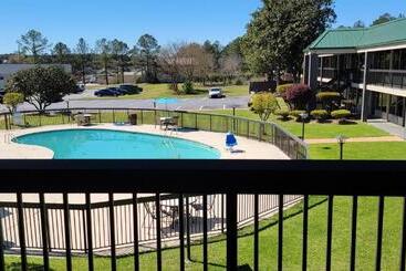 هتل Ramada By Wyndham & Suites Warner Robins