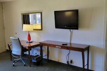 هتل Ramada By Wyndham & Suites Warner Robins