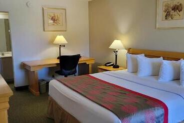 هتل Ramada By Wyndham & Suites Warner Robins