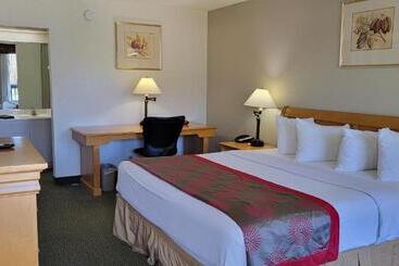 هتل Ramada By Wyndham & Suites Warner Robins