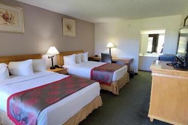 هتل Ramada By Wyndham & Suites Warner Robins