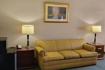 هتل Ramada By Wyndham & Suites Warner Robins