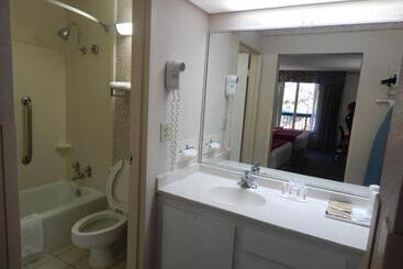 هتل Ramada By Wyndham & Suites Warner Robins