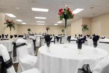 هتل Ramada By Wyndham & Suites Warner Robins