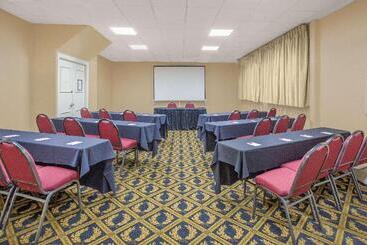 هتل Ramada Plaza By Wyndham Fayetteville Fort Bragg Area