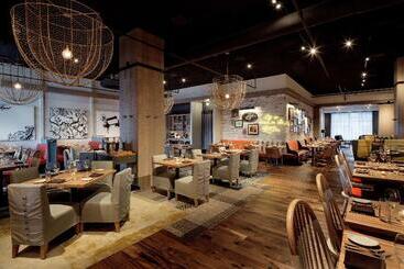هتل The Logan Philadelphia Curio Collection By Hilton