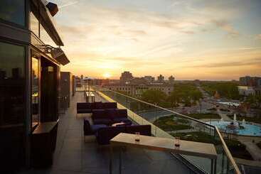 هتل The Logan Philadelphia Curio Collection By Hilton
