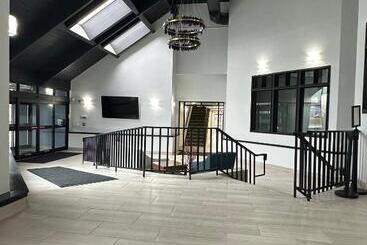 هتل Hometowne Studios By Red Roof & Conference Center Cortland