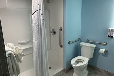 هتل Hometowne Studios By Red Roof & Conference Center Cortland