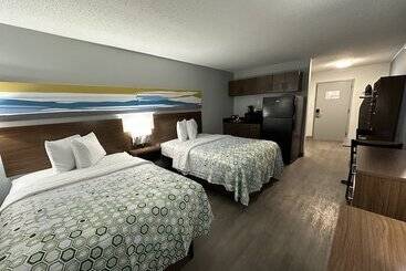 هتل Hometowne Studios By Red Roof & Conference Center Cortland