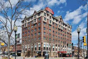 هتل Alex Johnson Rapid City Curio Collection By Hilton