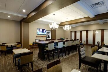 هتل Hampton Inn Green Bay Downtown