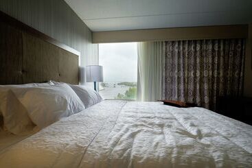 هتل Hampton Inn Green Bay Downtown