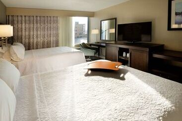 هتل Hampton Inn Green Bay Downtown