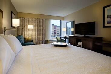 هتل Hampton Inn Green Bay Downtown