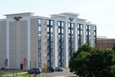 هتل Hampton Inn Green Bay Downtown