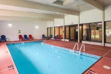 ホテル Pocono Inn & Banquet   Stroudsburg
