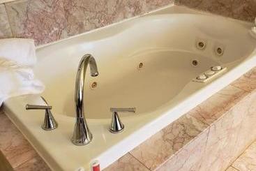هتل Days Inn By Wyndham Asheville/mall
