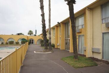 هتل Days Inn By Wyndham Del Rio