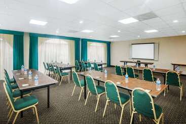 هتل Days Inn By Wyndham Del Rio