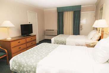 هتل Days Inn By Wyndham Del Rio