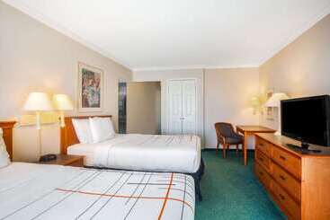هتل Days Inn By Wyndham Del Rio