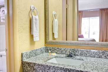هتل Days Inn By Wyndham Durham/near Duke University