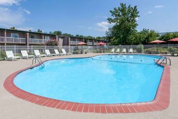 هتل Days Inn & Suites By Wyndham Lexington