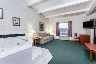 هتل Days Inn & Suites By Wyndham Lexington