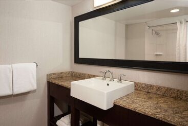 Doubletree By Hilton Hotel Cleveland Downtown Lakeside