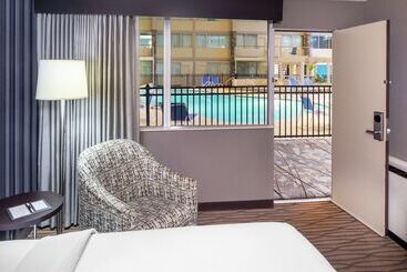 هتل Wyndham Garden Westlake