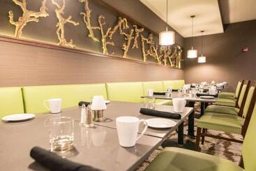 هتل Wyndham Garden Westlake