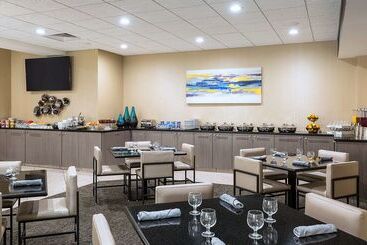 هتل Doubletree By Hilton Madison Downtown