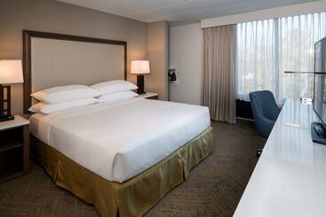 هتل Doubletree By Hilton Madison East