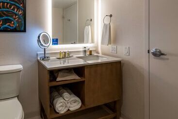 هتل Doubletree By Hilton Madison East