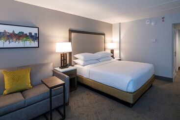 هتل Doubletree By Hilton Madison East
