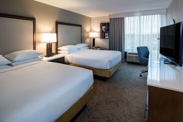 هتل Doubletree By Hilton Madison East