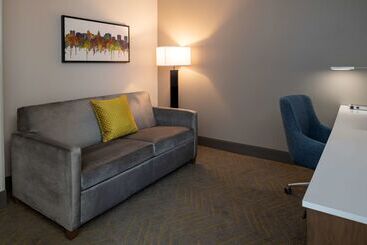 هتل Doubletree By Hilton Madison East