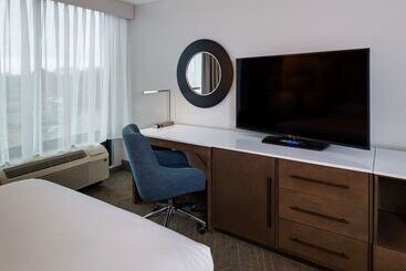 هتل Doubletree By Hilton Madison East