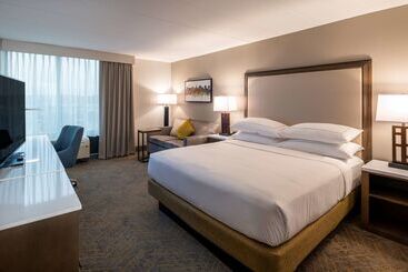 هتل Doubletree By Hilton Madison East
