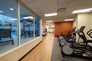 هتل Doubletree By Hilton Madison East