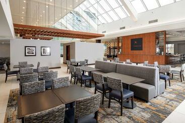 هتل Doubletree By Hilton Madison East